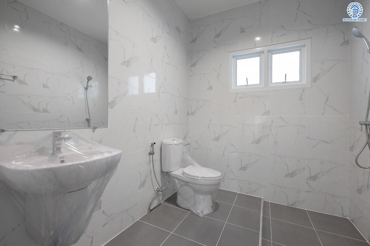 บ้านมือสองตกแต่งใหม่ โครงการ นาราภิรมย์ พุทธมณฑลสาย3 ตกแต่งหรูหรา เนื้อที่ 100 ตร.ว. พื้นที่ใช้สอย 218.73 ตร.ม. ฟังก์ชัน 3 ห้องนอน 4 ห้องน้ำ 1 ห้องแม่บ้าน จอดรถได้ 2 คัน บนทำเลเชื่อมต่อเมือง ใกล้เซ็นทรัลศาลายา, เดอะมอลล์บางแค และทางคู่ขนานลอยฟ้าบรมราชชนนี รายล้อมด้วยสิ่งอำนวยความสะดวกครบ